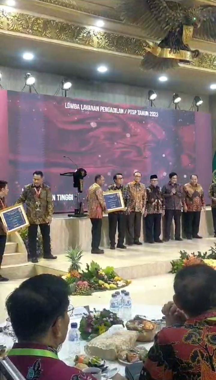 MA BERI PENGHARGAAN KEPADA JEMBER UNTUK PELAYANAN PENGADILAN TERBAIK SE INDONESIA