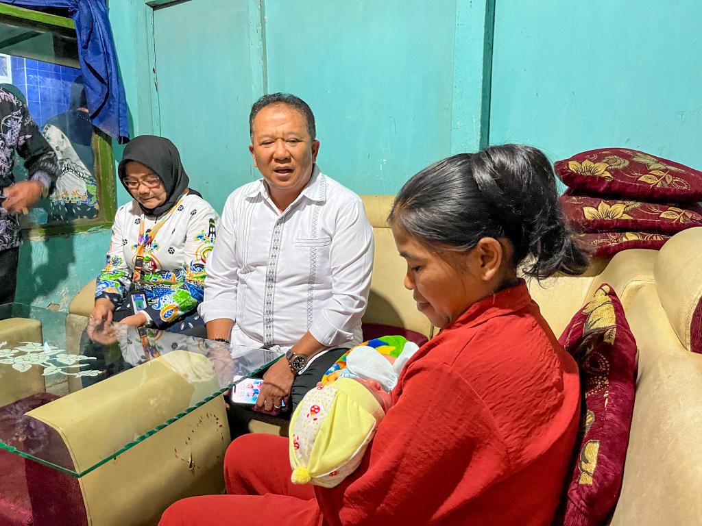 KUNJUNGI IBU YANG MELAHIRKAN DI PINGGIR JALAN, BUPATI JEMBER BERHARAP KEJADIAN SERUPA TIDAK TERULANG