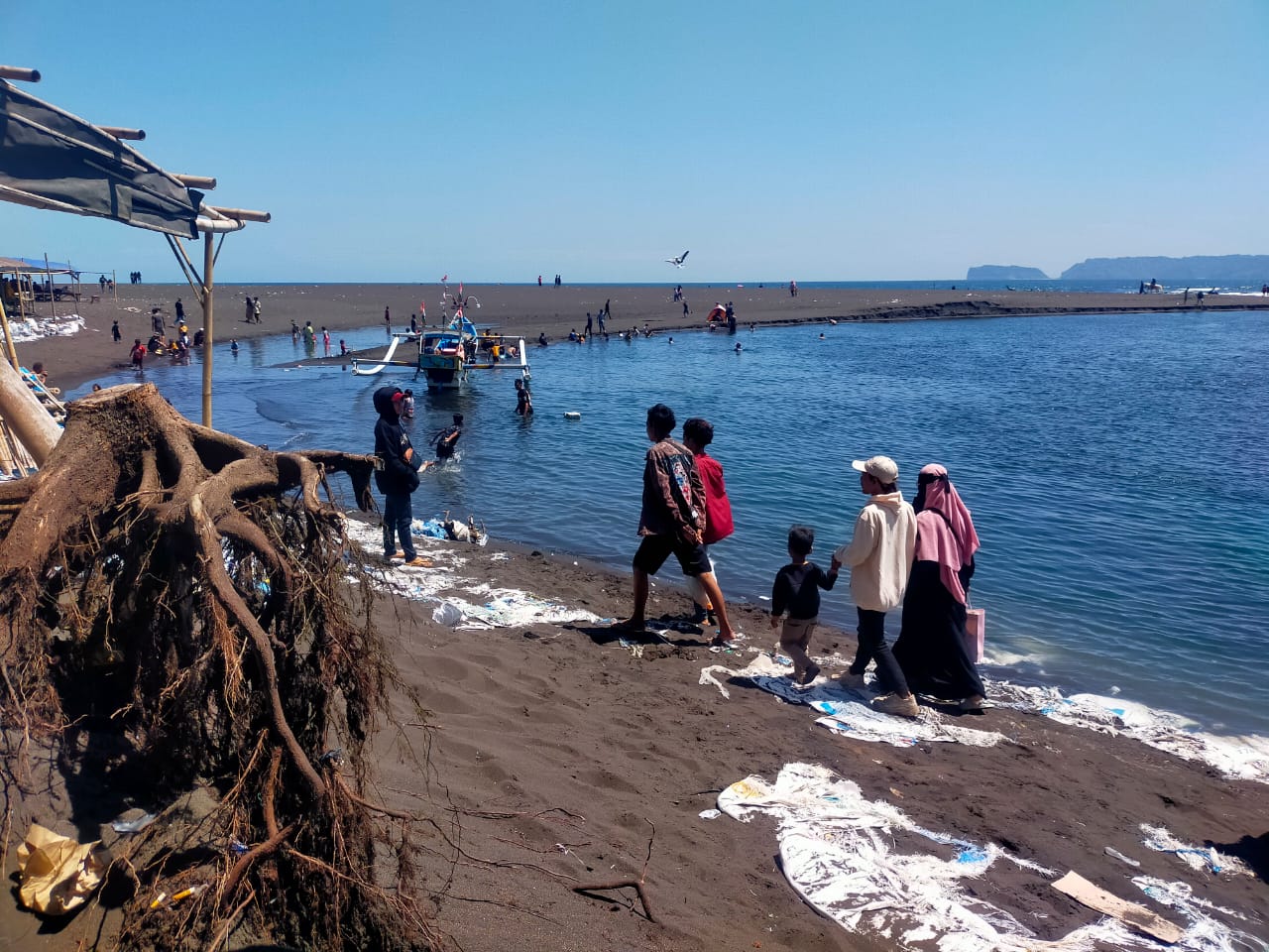 ANTISIPASI LAKA LAUT, BPBD IMBAU WISATAWAN TIDAK MANDI DI LAUT SELAMA LIBUR TAHUN BARU