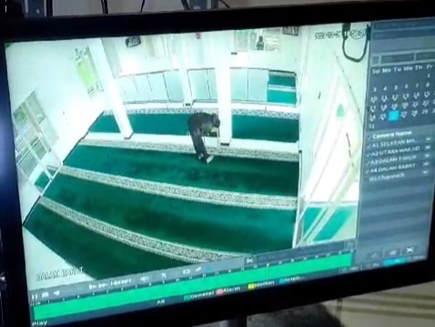 PENCURI KOTAK AMAL DI JEMBER TEREKAM CCTV, PELAKUNYA DUA ORANG REMAJA