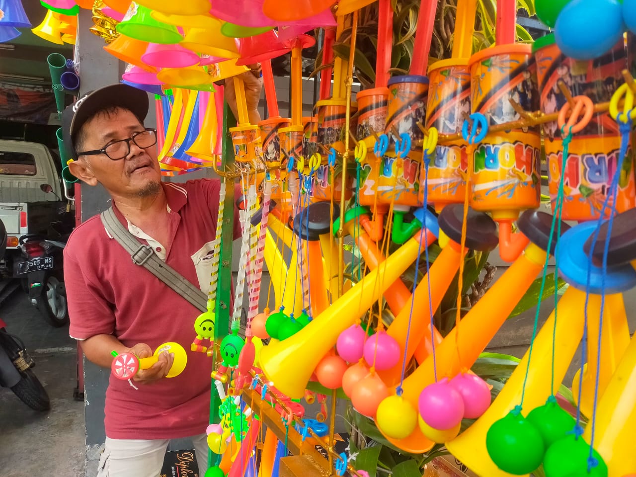 PASCA PANDEMI PENJUAL TEROMPET TAHUN BARU DI JEMBER TERSENYUM MANIS