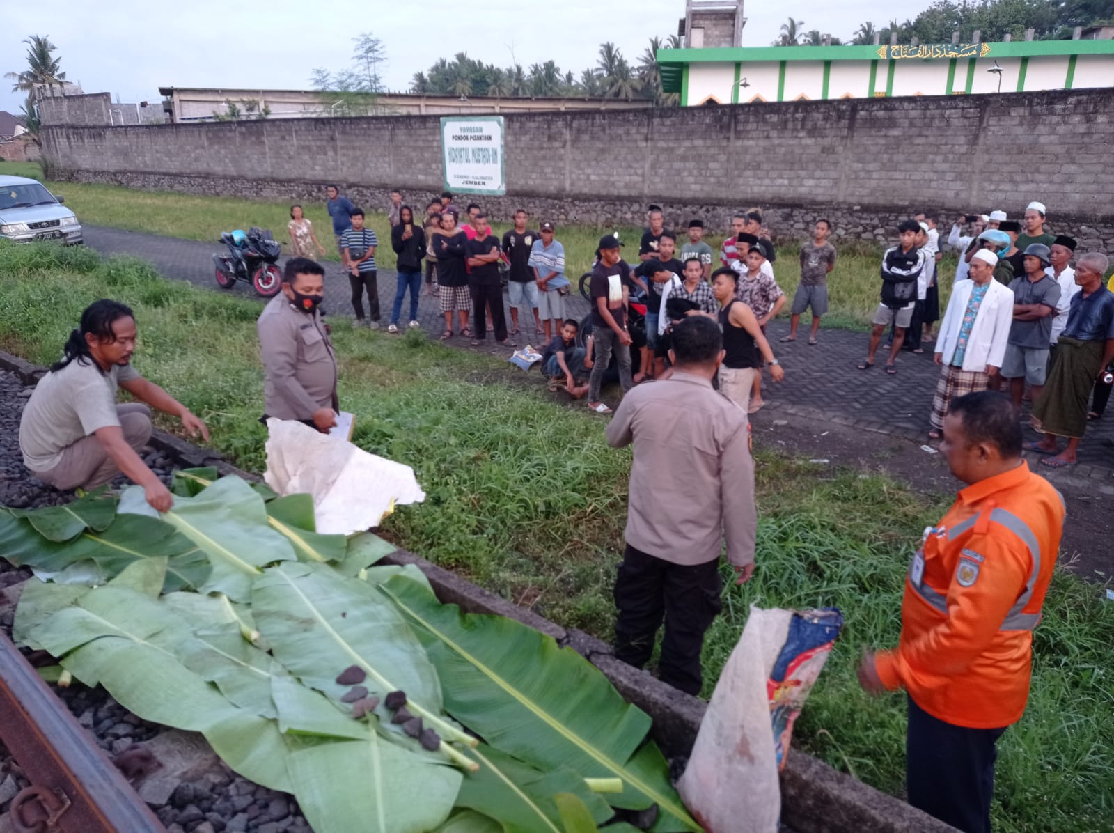 PESTA MIRAS MALAM TAHUN BARU DI REL KERETA, PEMUDA ASAL GEBANG TEWAS DITABRAK KERETA API