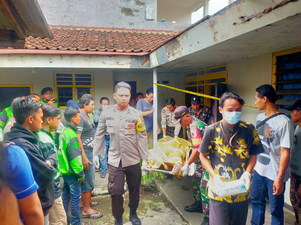 SEORANG LELAKI PENGHUNI KOS DI JEMBER DITEMUKAN TERBUJUR KAKU DALAM KAMAR