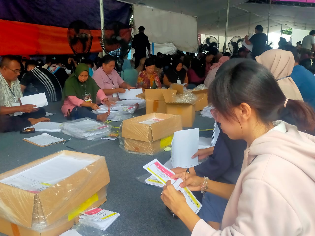 BAWASLU LIBATKAN 10 ORANG UNTUK MENGAWASI PELIPATAN SURAT DAN KOTAK SUARA DI JEMBER