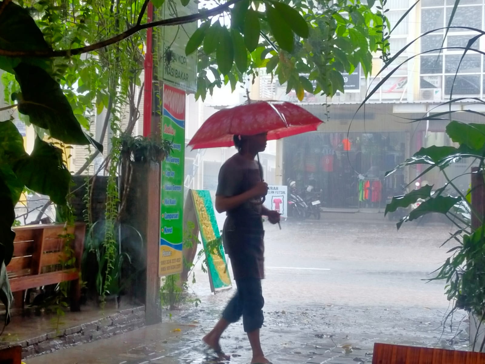 MESKI SUDAH MEMASUKI MUSIM PENGHUJAN, DUA DESA DI JEMBER MENGALAMI KESULITAN AIR BERSIH 