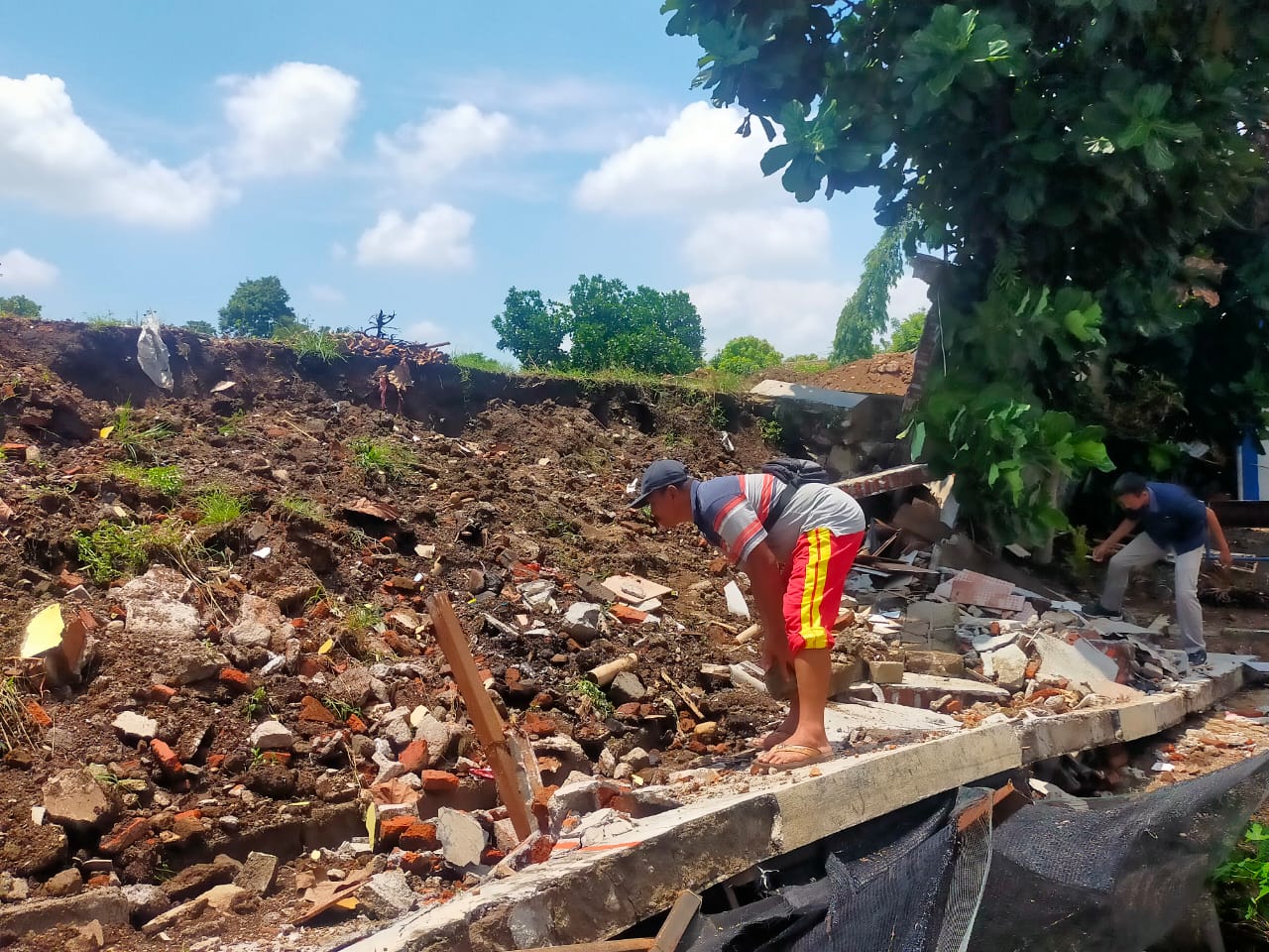 LONGSORAN TANAH URUG MILIK PENGEMBANG PERUMAHAN DI JEMBER, TIMPA GEDUNG SD DAN ROBOHKAN TEMBOK UT JEMBER