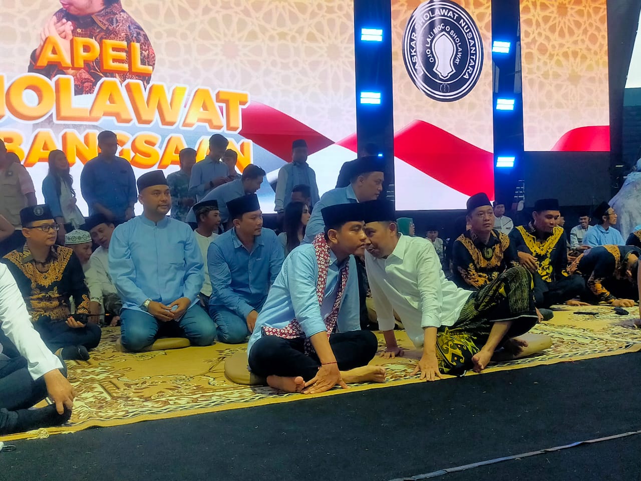 APEL SHOLAWAT KEBANGSAAN BERSAMA GIBRAN DI JEMBER DIWARNAI HUJAN DAN PETIR