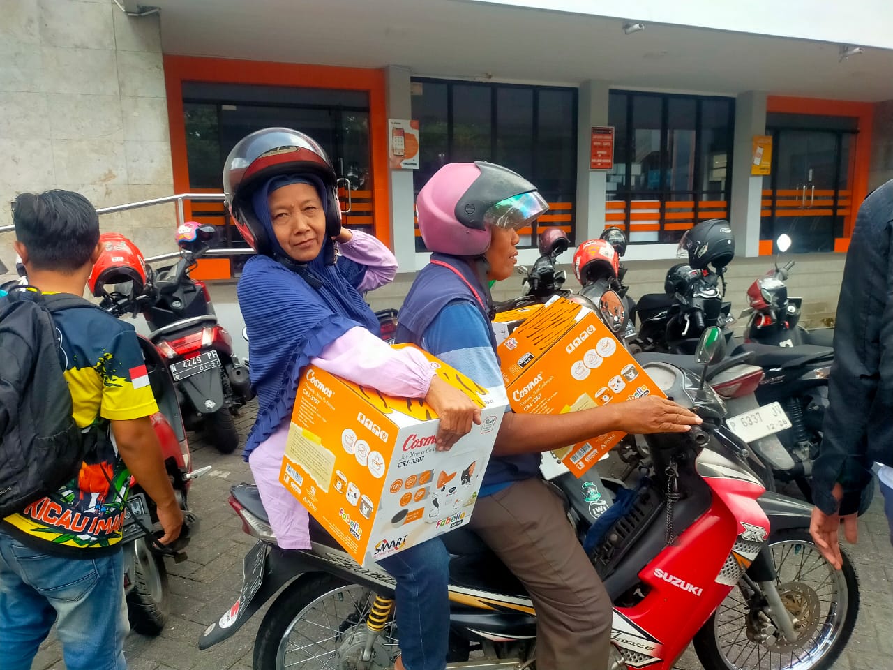 RIBUAN WARGA JEMBER TERIMA BANTUAN RICE COOKER DARI PEMERINTAH, BAWASLU SAYANGKAN PEMBAGIAN DI MASA KAMPANYE