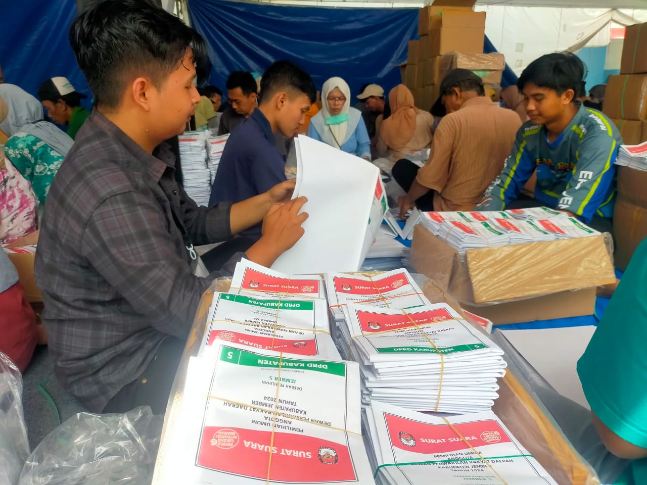 PELIPATAN KOTAK DAN SURAT SUARA DI JEMBER BERAKHIR, ADA KEKURANGAN 3.800 LEMBAR SURAT SUARA 