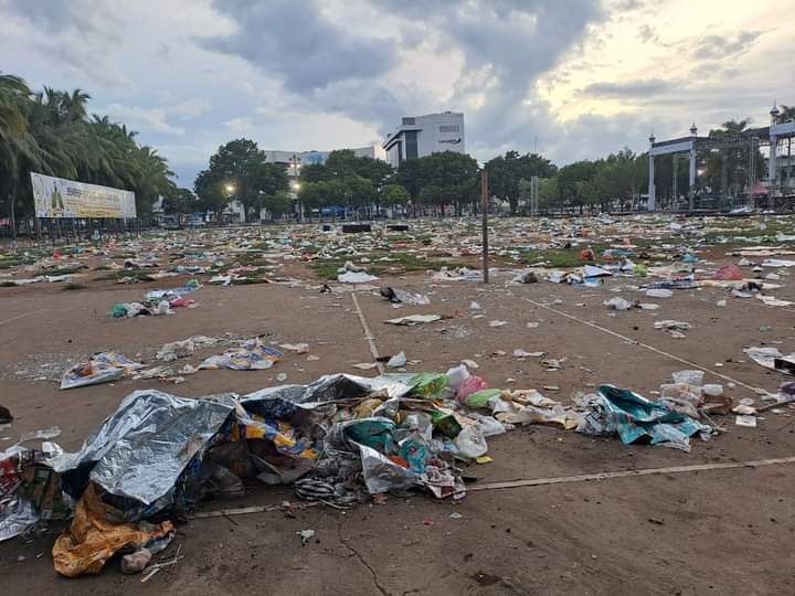 GELARAN ACARA SHOLAWAT DI ALUN-ALUN JEMBER MENINGGALKAN SAMPAH 12 TON