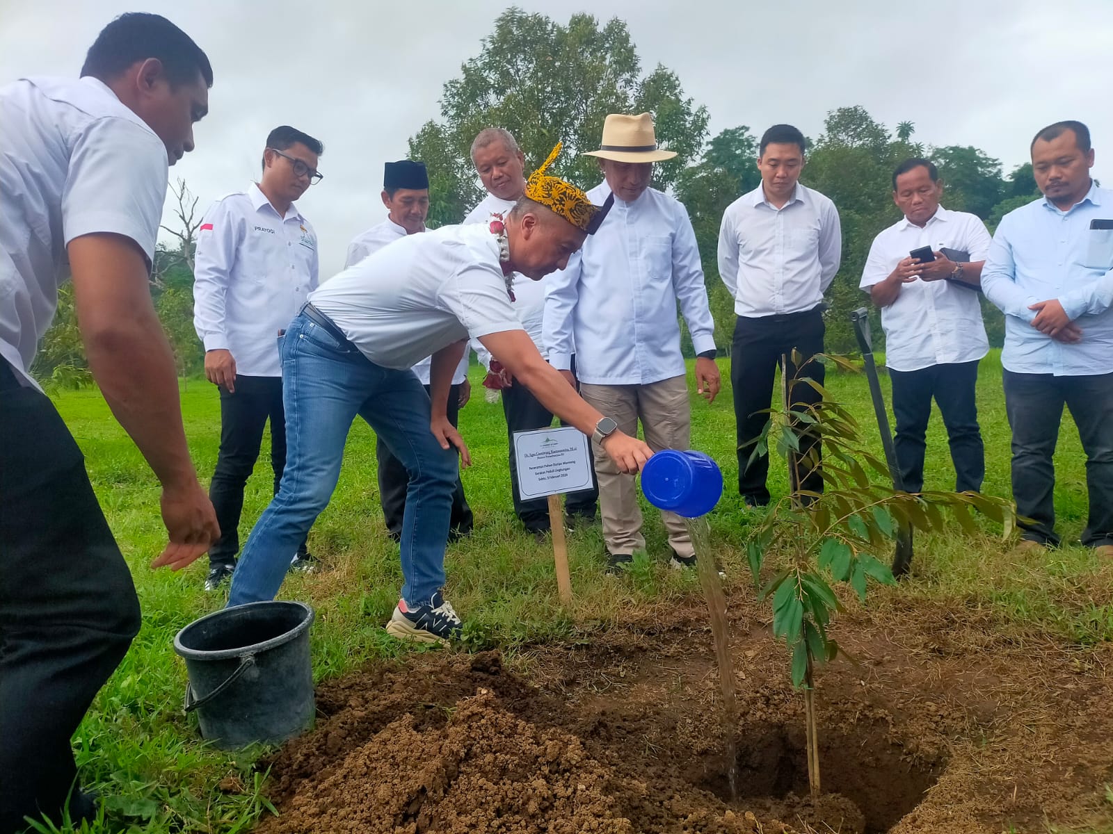 DUKUNG GERAKAN KEMANDIRIAN BUAH NUSANTARA,  MENPERIN TANAM DURIAN DI JEMBER