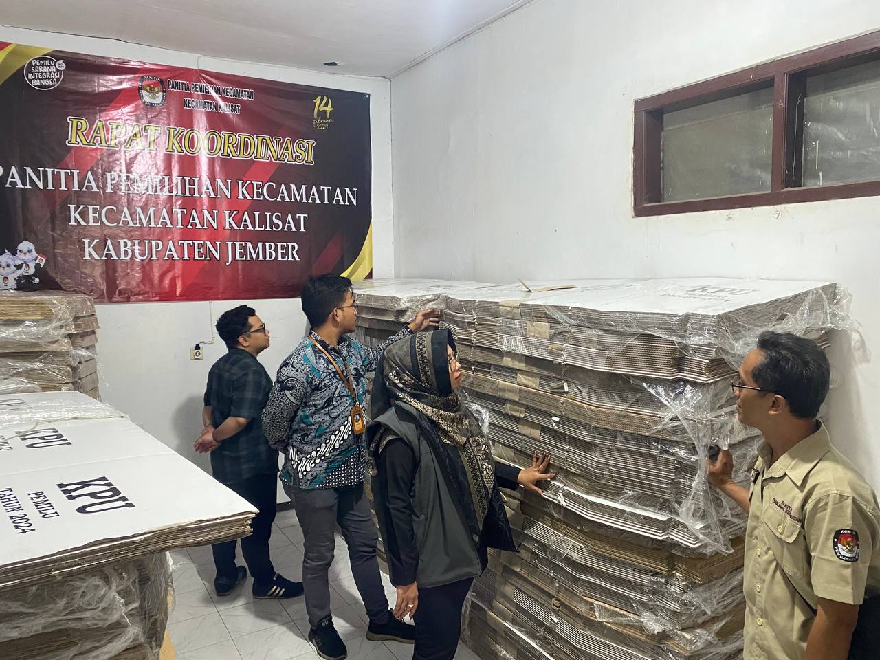 kpu-jember-dahulukan-distribusi-logistik-dapil-terjauh-target-selesai-10-februari