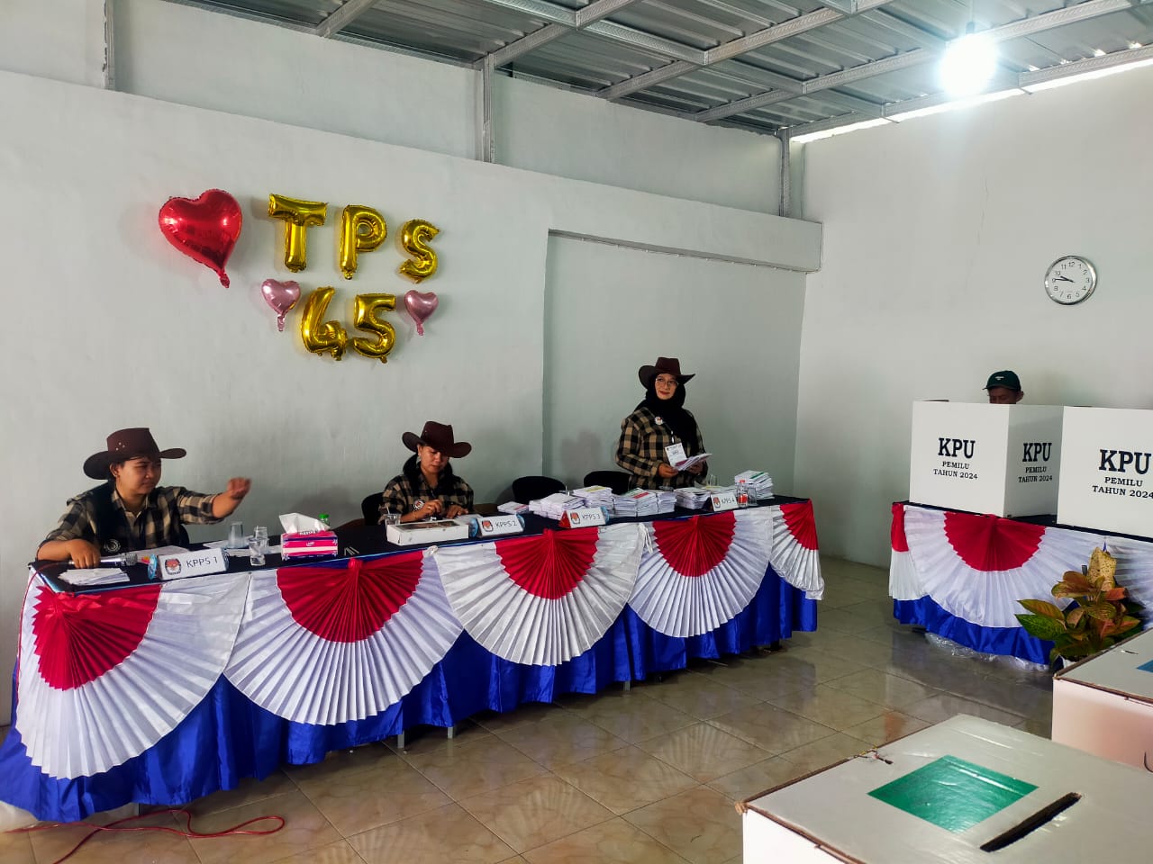 unik-petugas-kpps-di-jember-kenakan-pakaian-koboi-hingga-sediakan-foto-booth