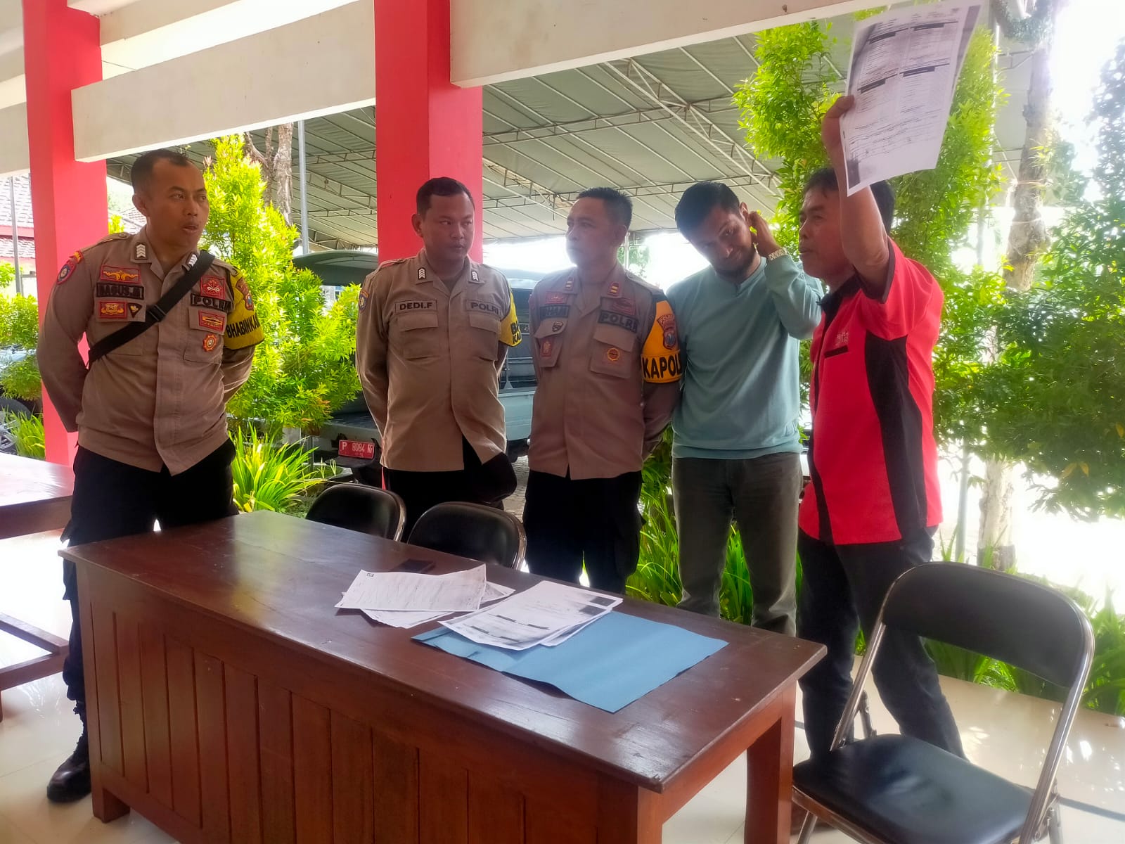 HASIL HITUNGAN SUARA HILANG, SEORANG CALEG DI JEMBER PROTES MINTA BONGKAR KOTAK SUARA