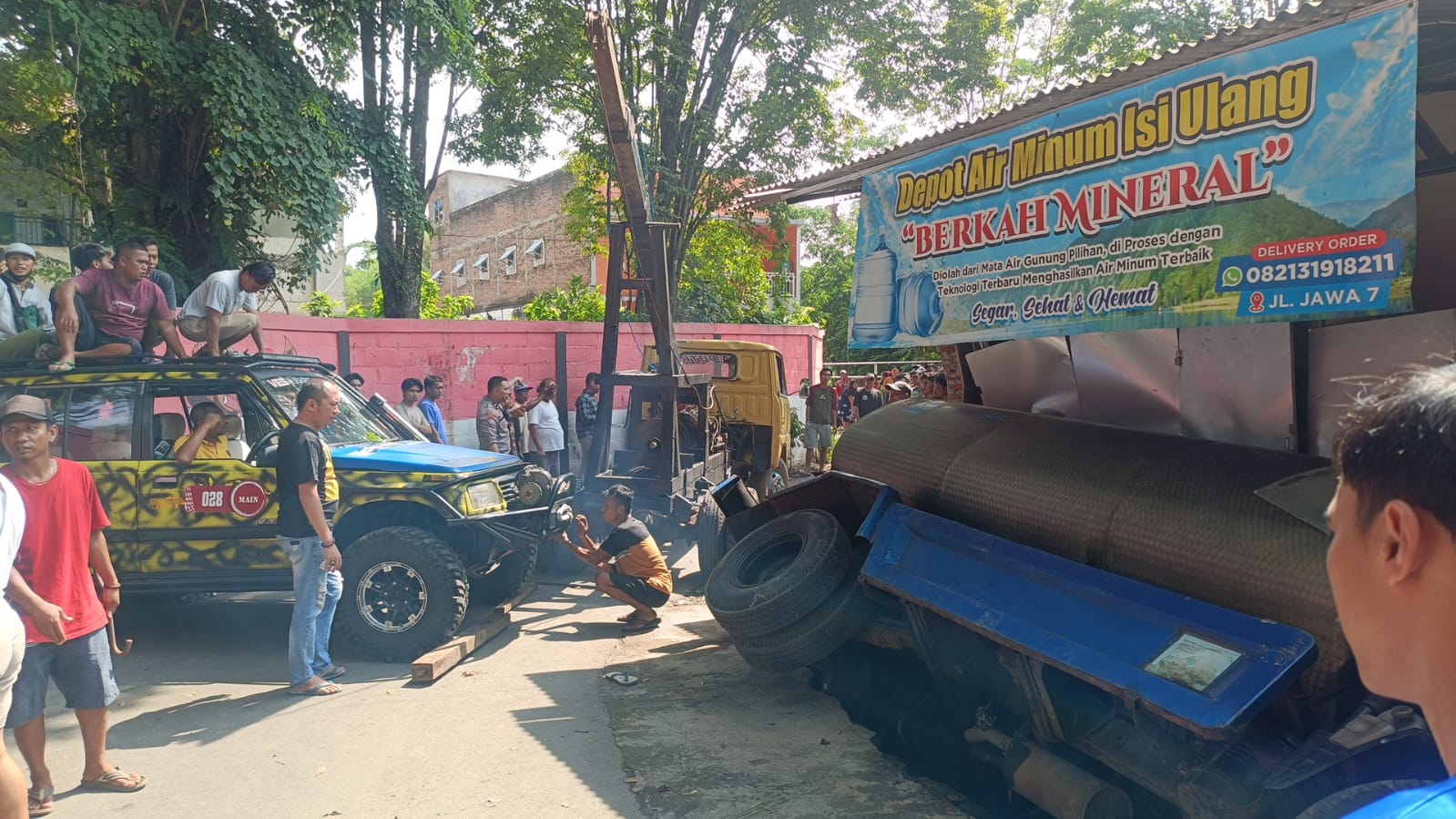 TRUK TANGKI PEMASOK AIR TERPEROSOK, KERNET MENINGGAL DI TEMPAT