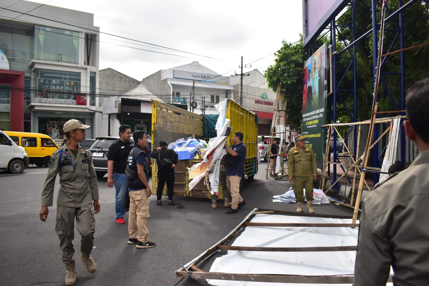 LEBIH DARI 2 TON SAMPAH BEKAS APK DI JEMBER BELUM BISA DI DAUR ULANG