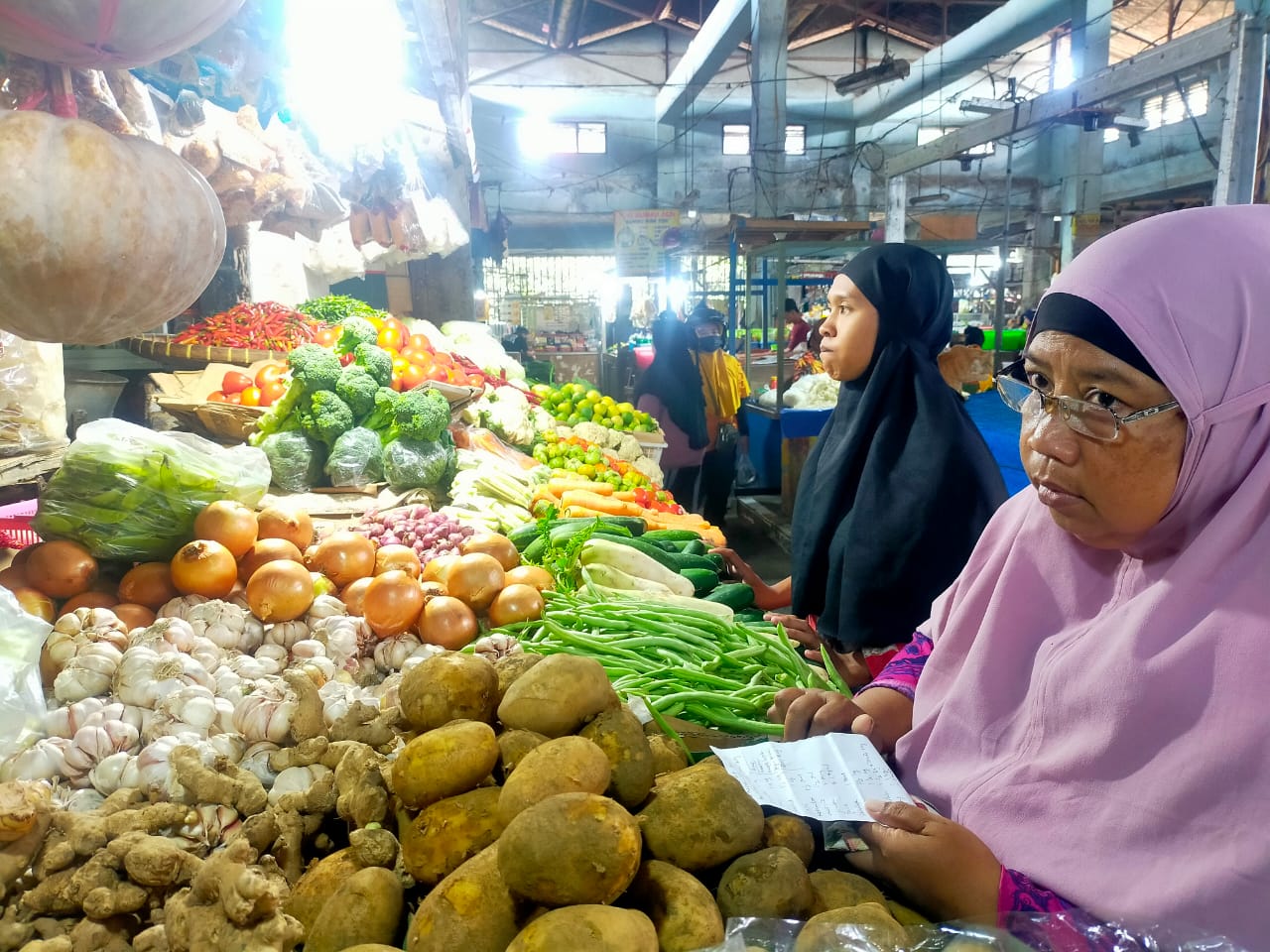 KENAIKAN RETRIBUSI PASAR LEBIH DARI 100 PERSEN DIKELUHKAN PEDAGANG