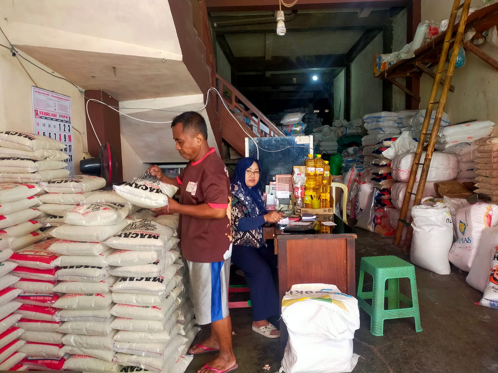 JELANG  RAMADAN INI BULOG JEMBER DATANGKAN 8.000 TON BERAS IMPOR