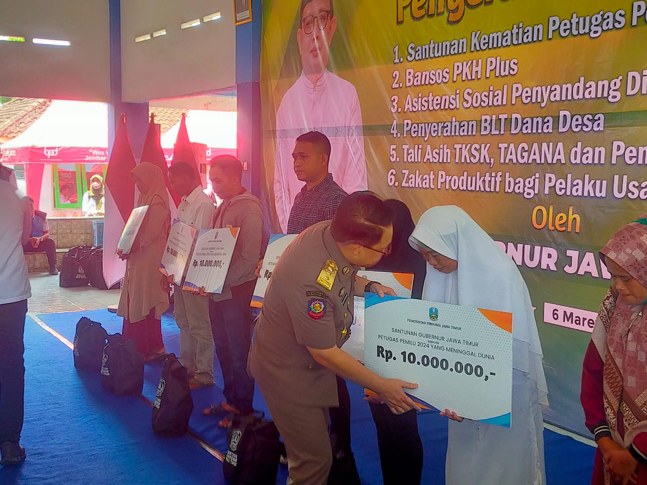 PJ GUBERNUR JATIM SERAHKAN SANTUNAN KELUARGA KPPS JEMBER YANG MENINGGAL DUNIA