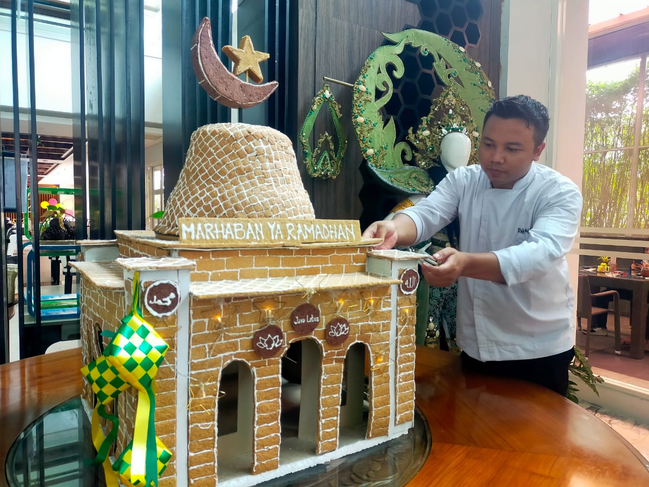 UNIK, MINIATUR MASJID DI JEMBER TERBUAT DARI KUE JAHE