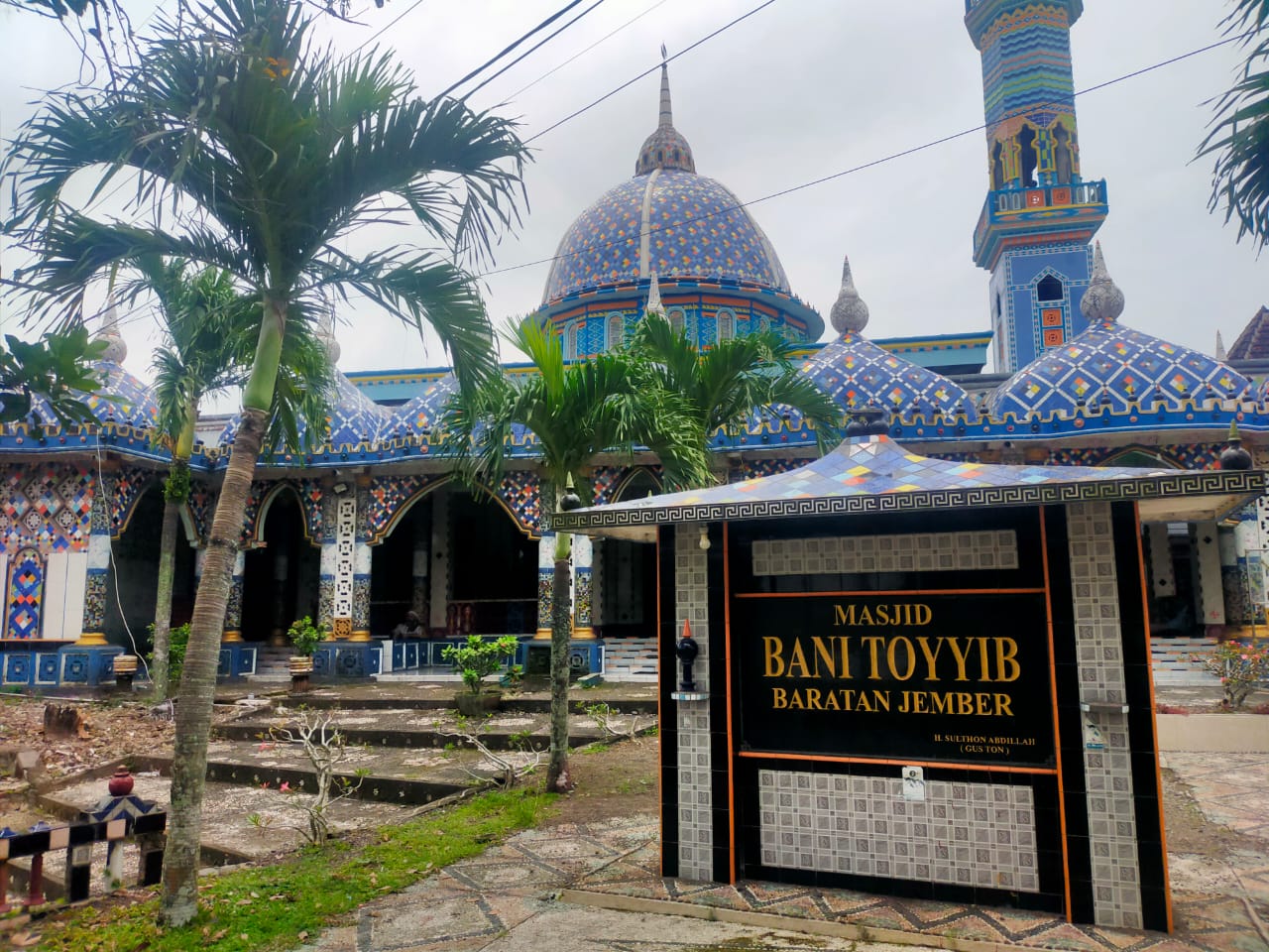 MENCURI PERHATIAN KARENA KEINDAHANNYA, MASJID DI JEMBER INI BERLAPIS PECAHAN KERAMIK