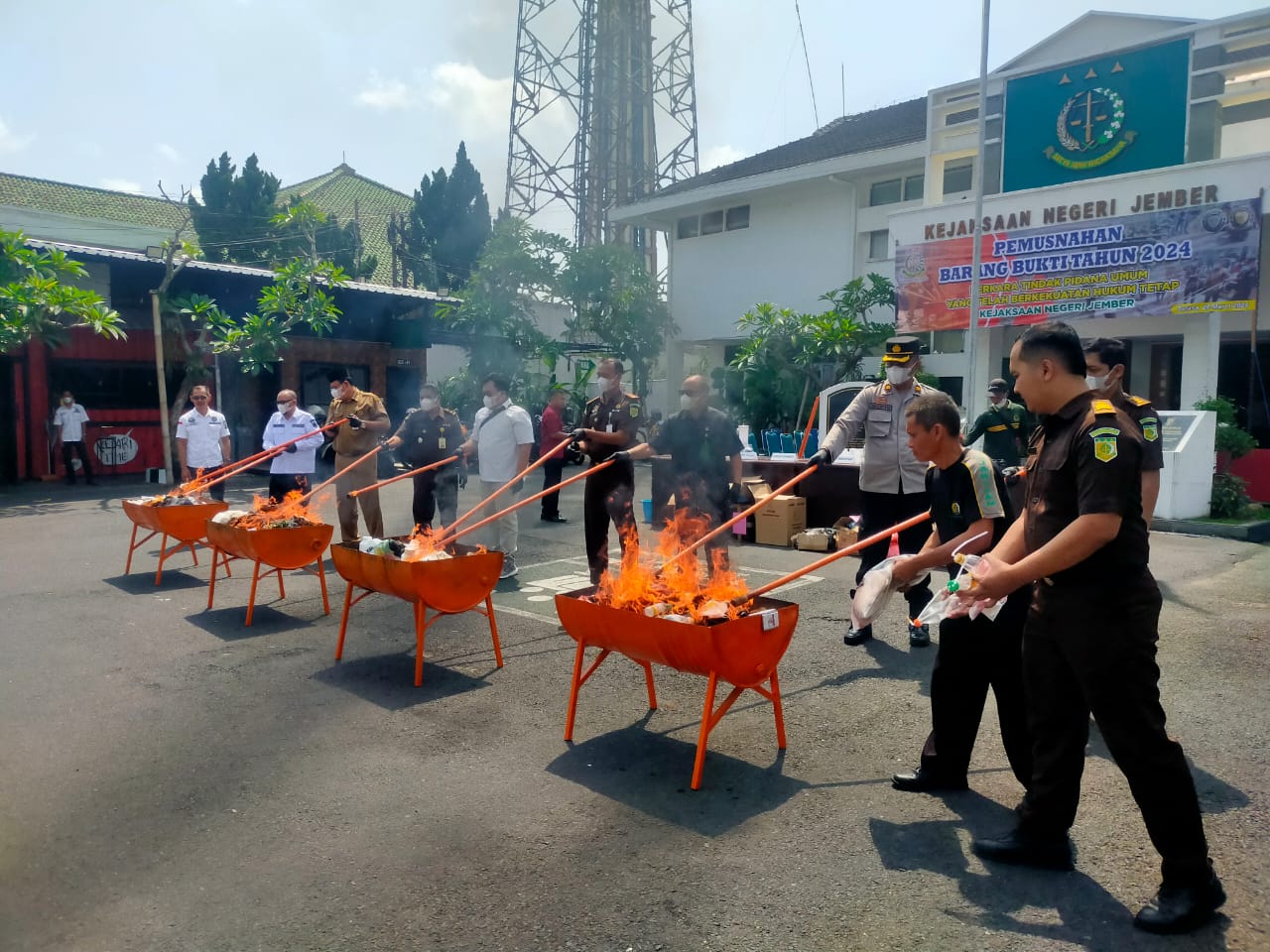 BERBAHAYA DAN BERPOTENSI DISALAHGUNAKAN, RIBUAN BARANG BUKTI PERKARA PIDANA DI JEMBER DIMUSNAHKAN