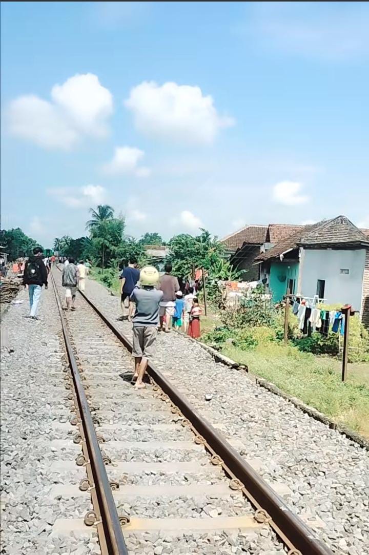 HENDAK ANTAR TEMAN MUDIK, PRIA ASAL RAMBIPUJI DITABRAK KERETA API DI PERLINTASAN TANPA PALANG PINTU