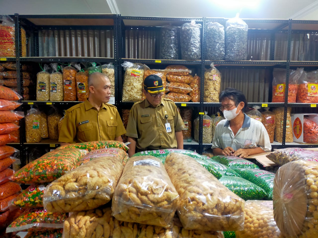 GELAR SIDAK DI SEJUMLAH PUSAT PERBELANJAAN, DINKES JEMBER TEMUKAN PRODUK TIDAK LAYAK EDAR 