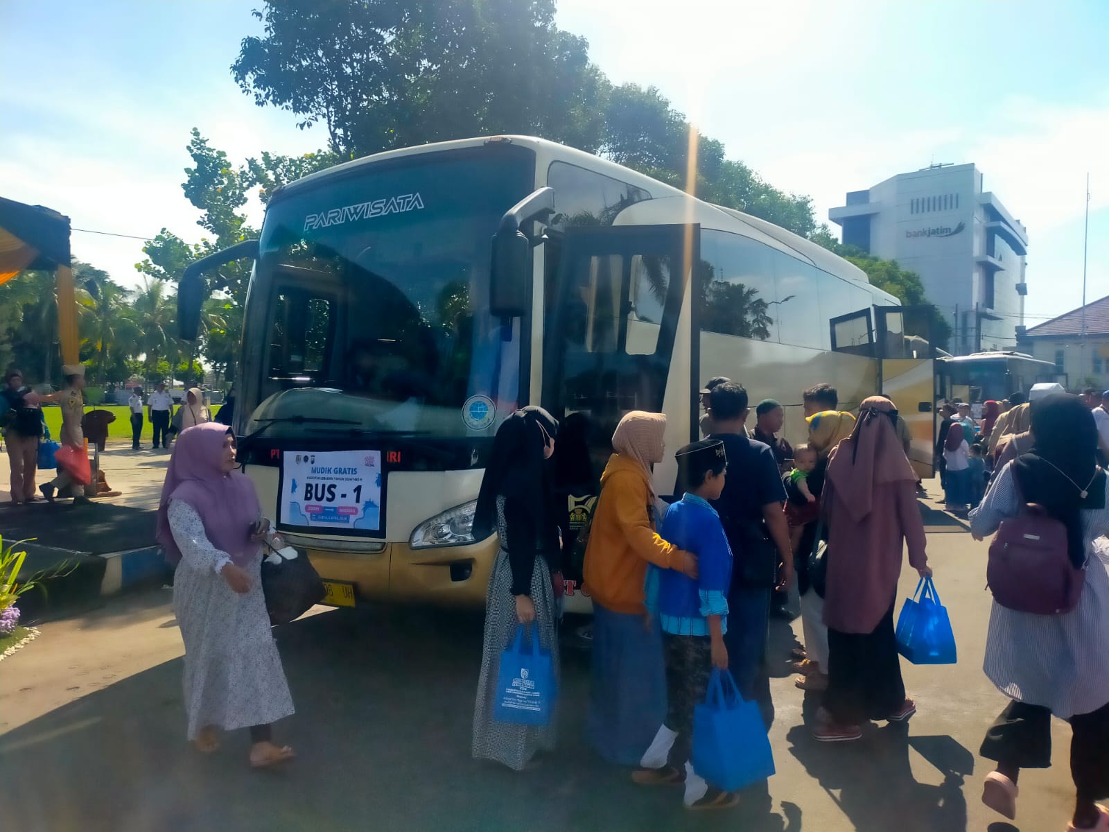 TEKAN ANGKA KECELAKAAN, PEMKAB BERANGKATKAN TIGA BUS MUDIK TUJUAN MADURA