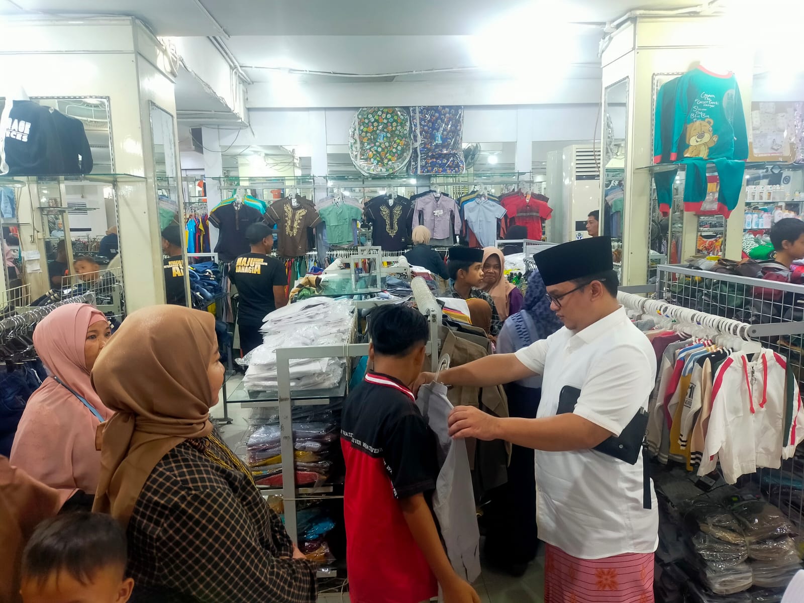 ratusan-anak-yatim-desa-sidomulyo-belanja-baju-lebaran-gratis