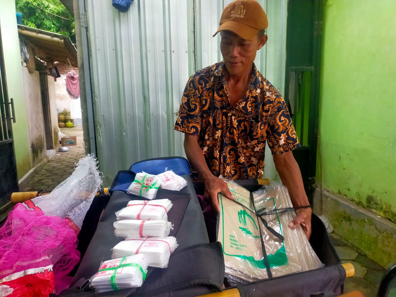 INSPIRATIF! PENJUAL PLASTIK KELILING DI JEMBER BISA BERANGKAT HAJI