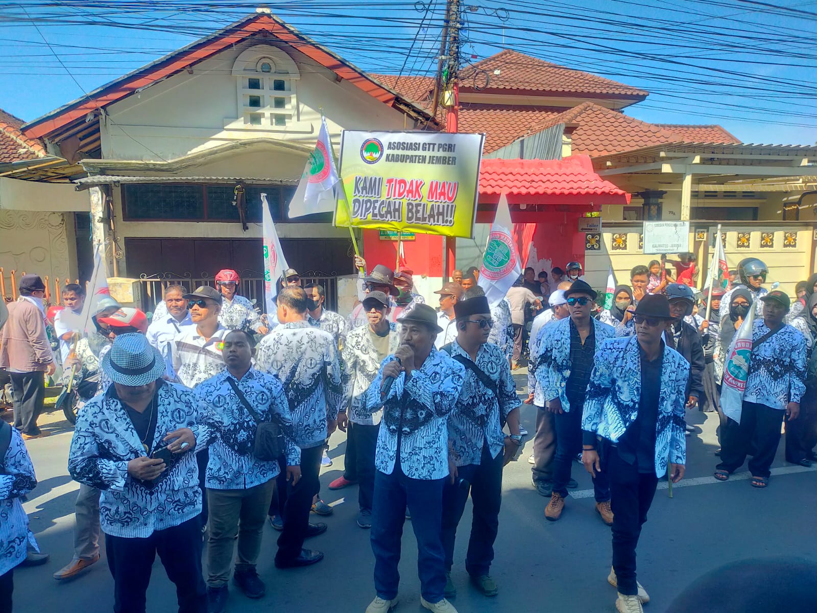 DIBEKUKAN, RATUSAN ANGGOTA PGRI JEMBER GELAR AKSI DAMAI SAAT PERTEMUAN PGRI SE-JATIM