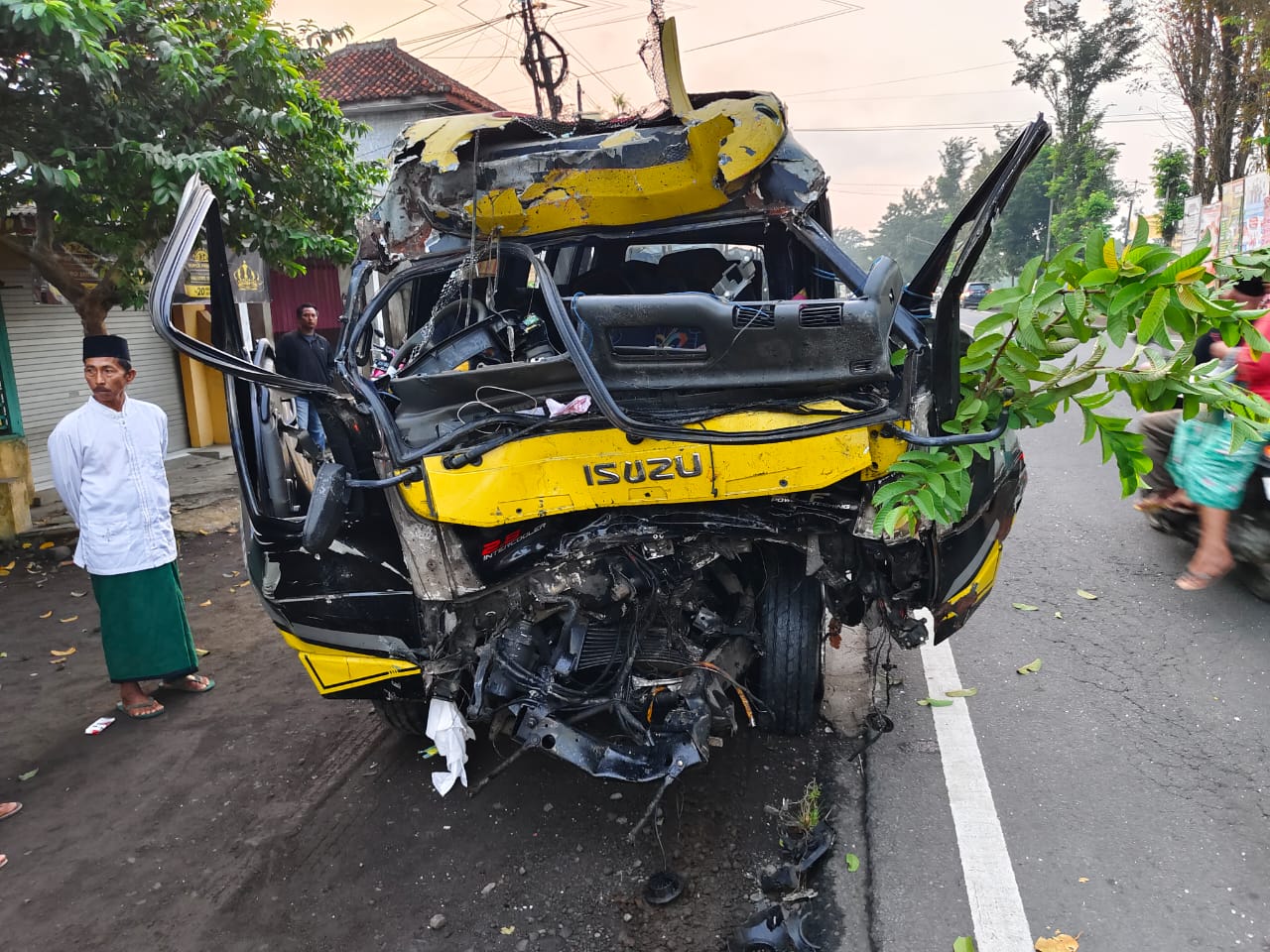 ketua-bawaslu-jember-selamat-dari-kecelakaan-beruntun