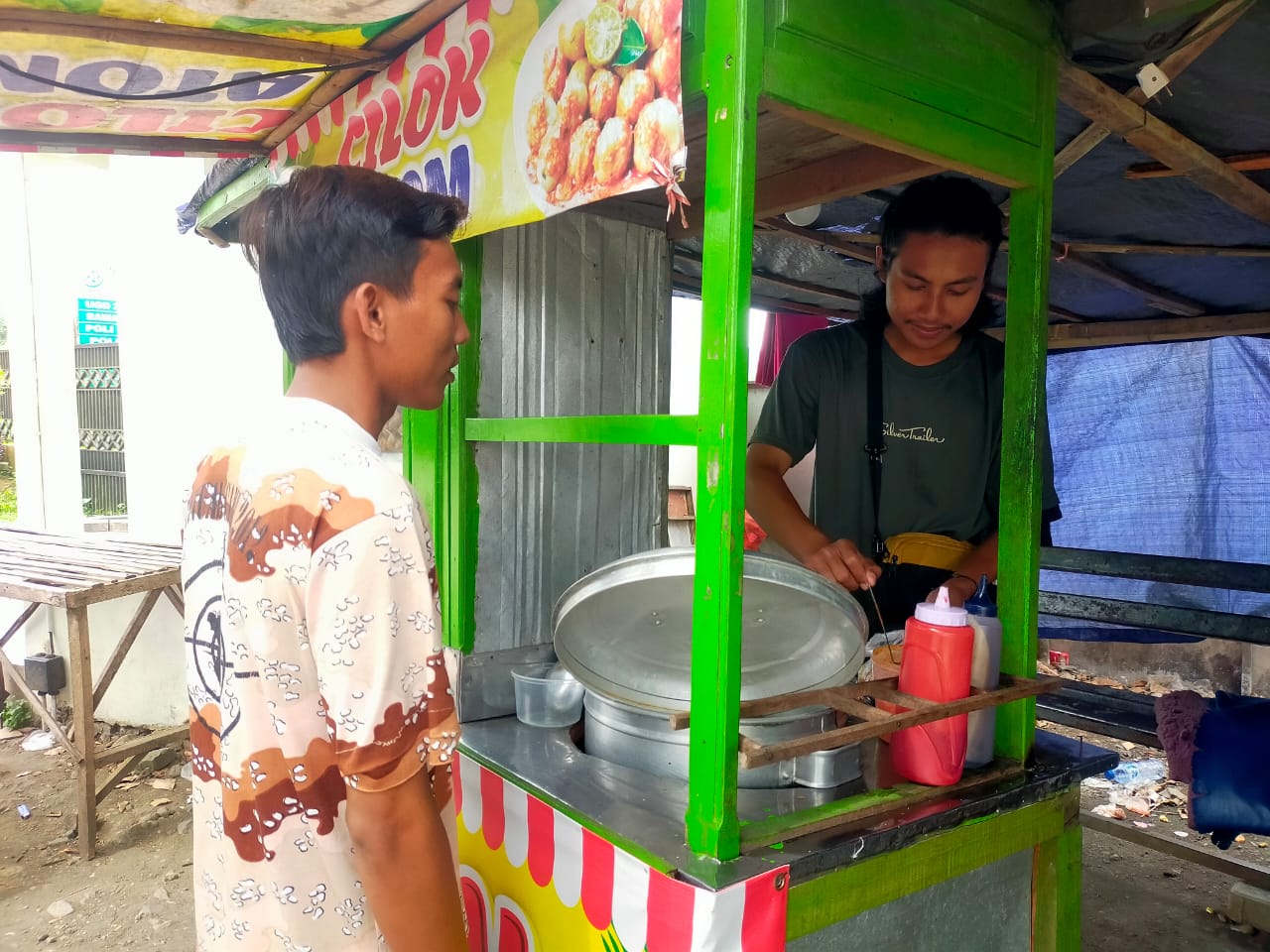 BERKAH HIDUP SEDERHANA DAN ULET, PENJUAL CILOK DI JEMBER BISA NAIK HAJI