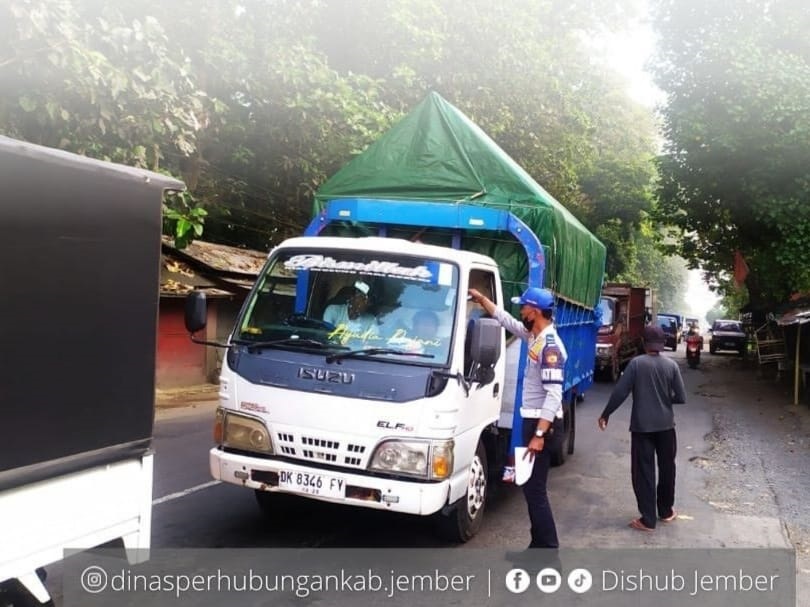 DISHUB MULAI BERLAKUKAN PEMBATASAN MOBIL  ANGKUTAN BERAT MANGLI-RAMBIPUJI