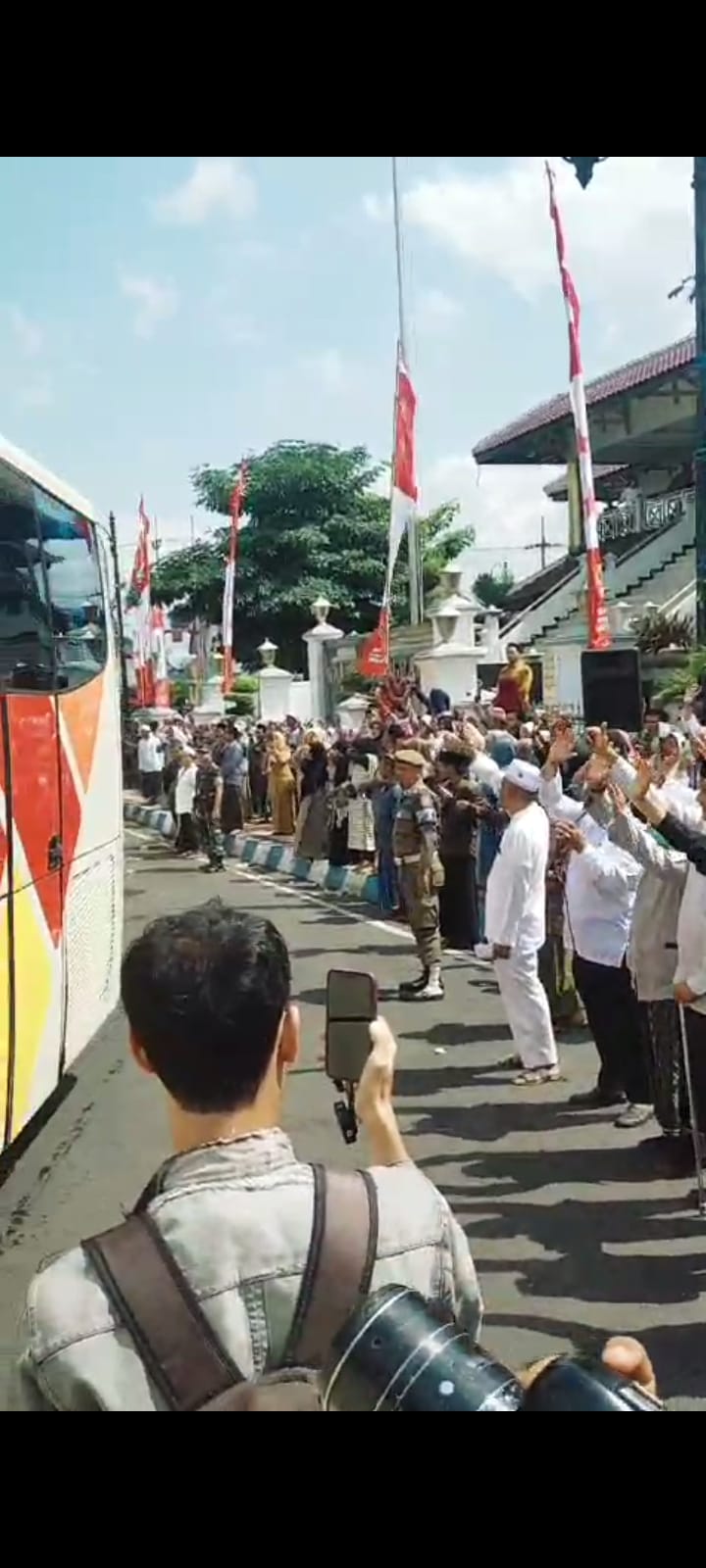 TANGIS HARU WARNAI PEMBERANGKATAN ROMBONGAN JCH JEMBER