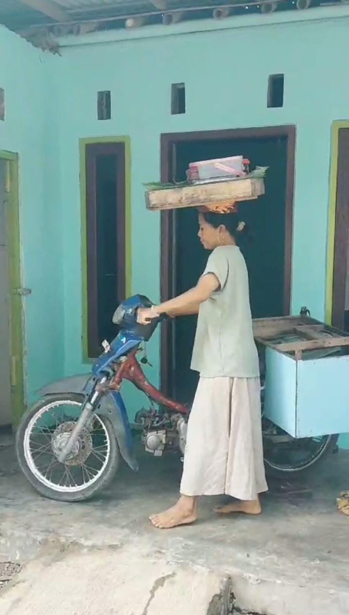 MIRIP AKROBAT, PENJUAL PECEL DI JEMBER MENYUNGGI DAGANGAN DI KEPALA SAMBIL KENDARAI MOTOR