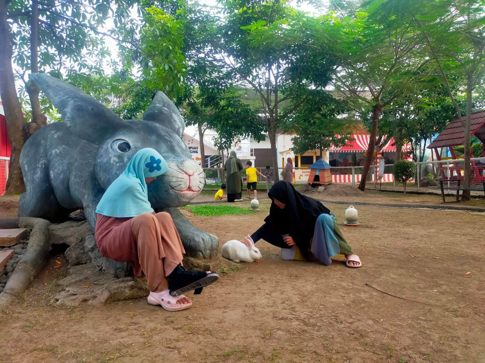 HABISKAN MOMEN LIBURAN, WISATA EDUKASI SATWA DIBANJIRI PENGUNJUNG 