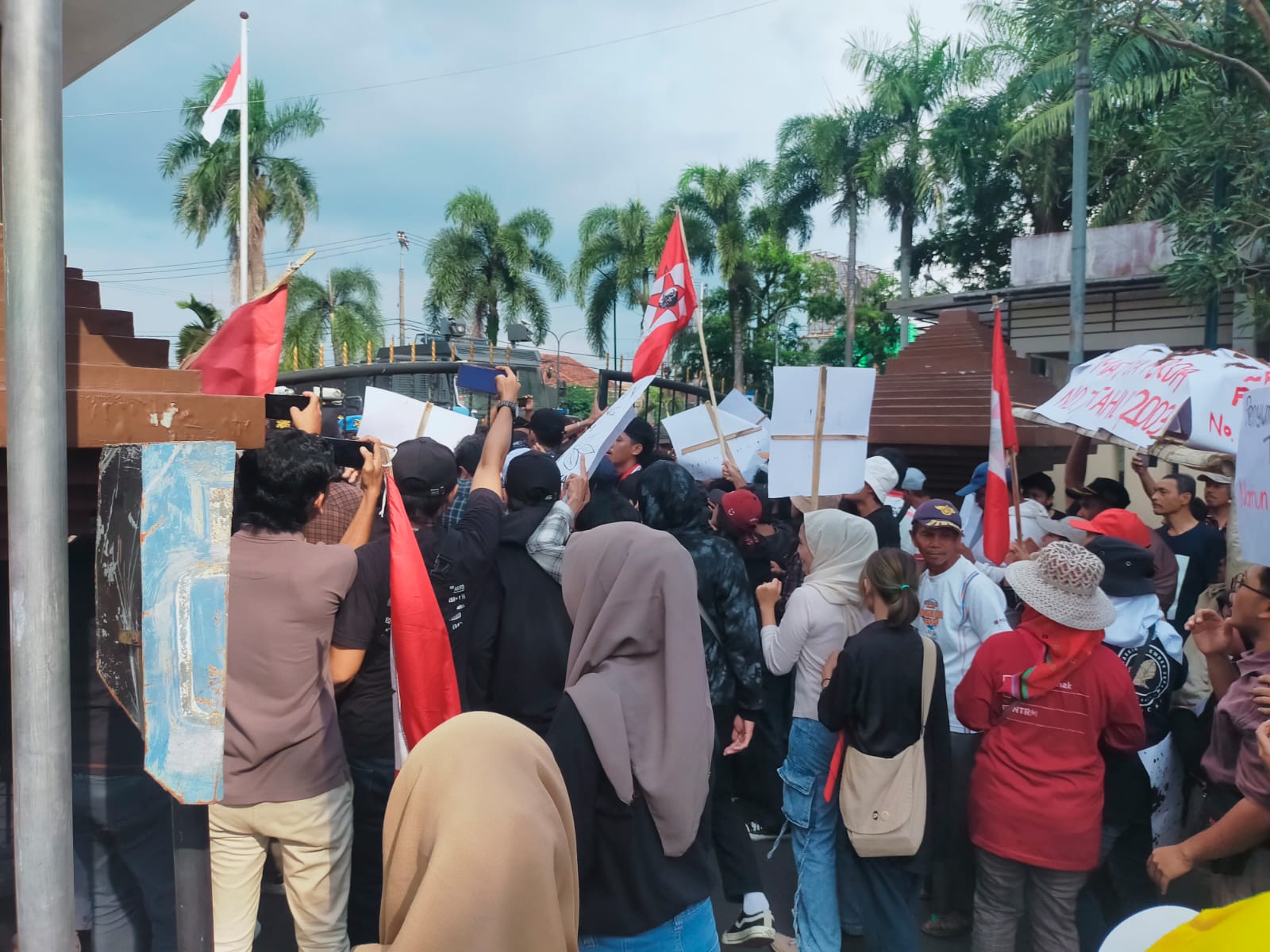 RUSAK GERBANG DPRD, DEWAN SAYANGKAN AKSI DEMO GMNI