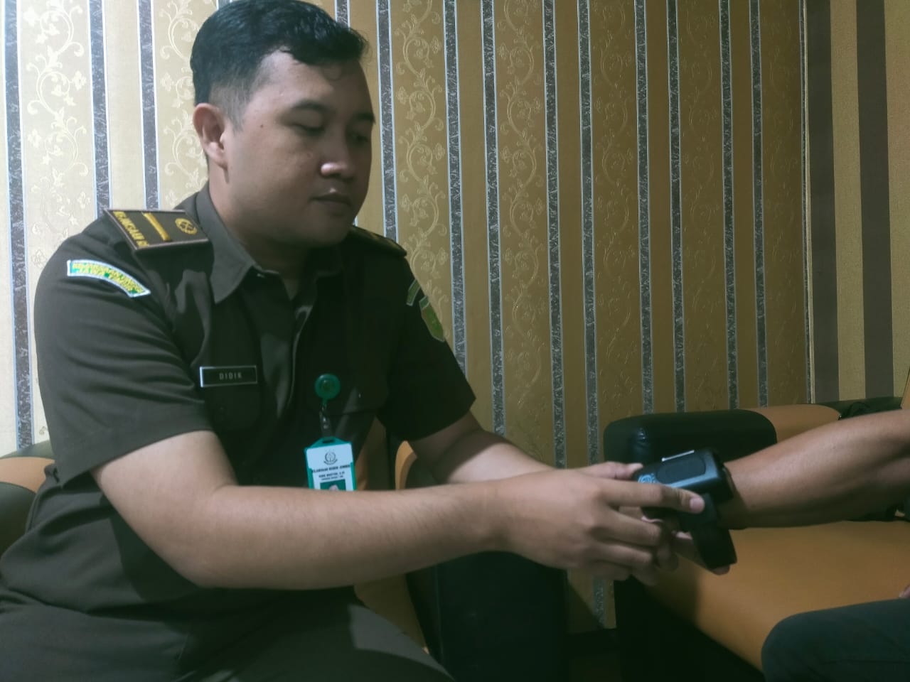 CANGGIH, KEJARI JEMBER PASANG ALAT DETEKSI PADA TAHANAN KOTA AGAR TIDAK KABUR