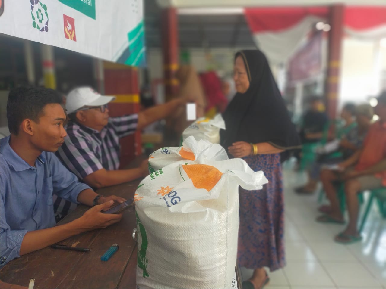 RINGANKAN BEBAN MASYARAKAT DAN TEKAN LAJU INFLASI, PEMKAB JEMBER SALURKAN BANTUAN BERAS