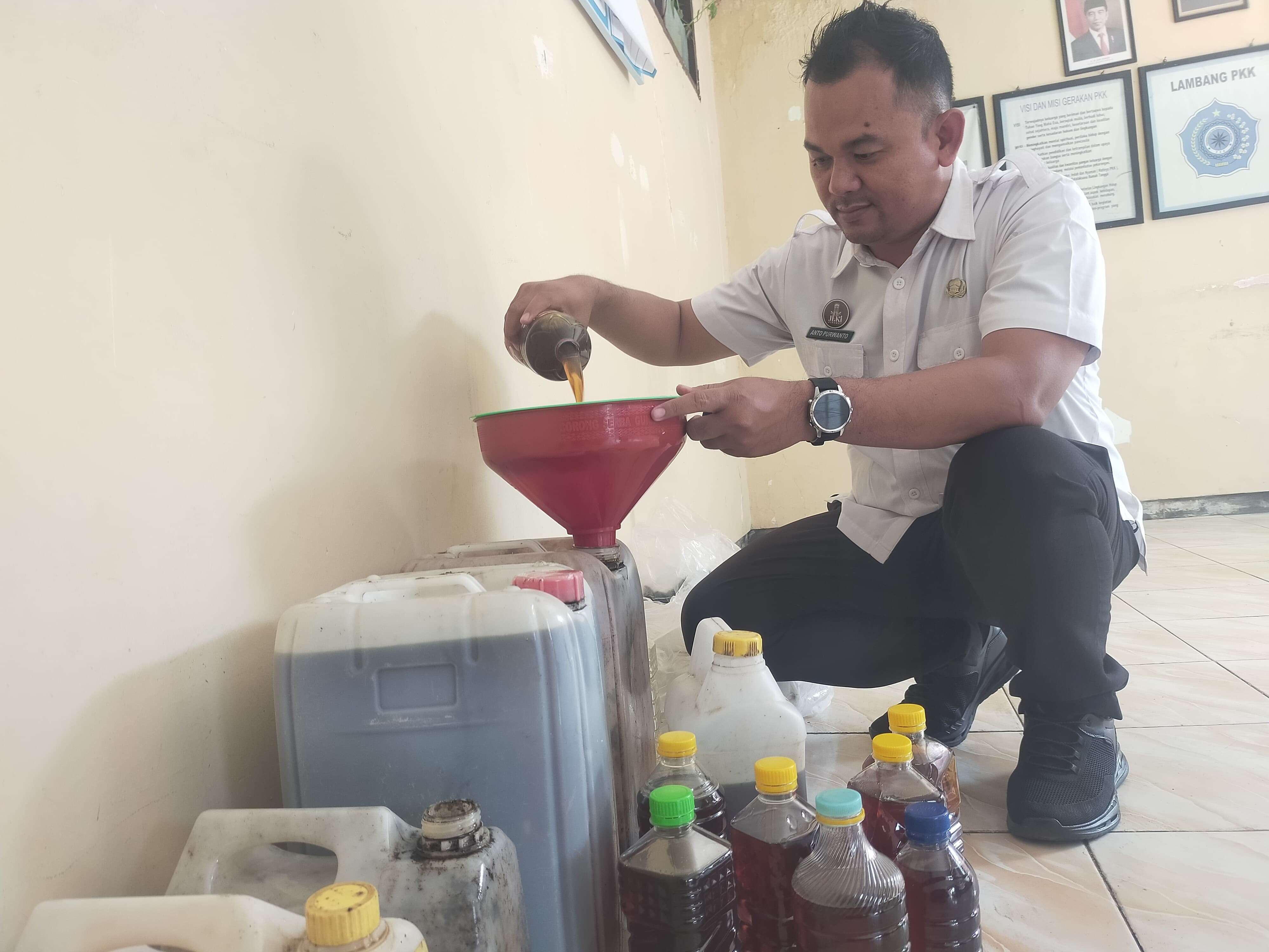 inspiratif-manfaatkan-limbah-minyak-goreng-kelurahan-jember-kidul-dirikan-bank-jelantah