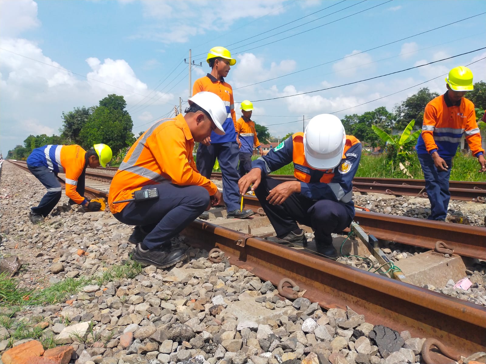 ADA PENUTUPAN JALAN SAAT PENGGANTIAN REL KERETA API DI PATRANG, MASYARAKAT DIIMBAU GUNAKAN JALAN ALTERNATIF