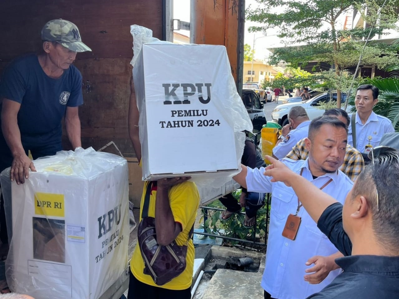 HITUNG ULANG 105 TPS SUMBERBARU, LOGISTIK DIKIRIM KE PROVINSI