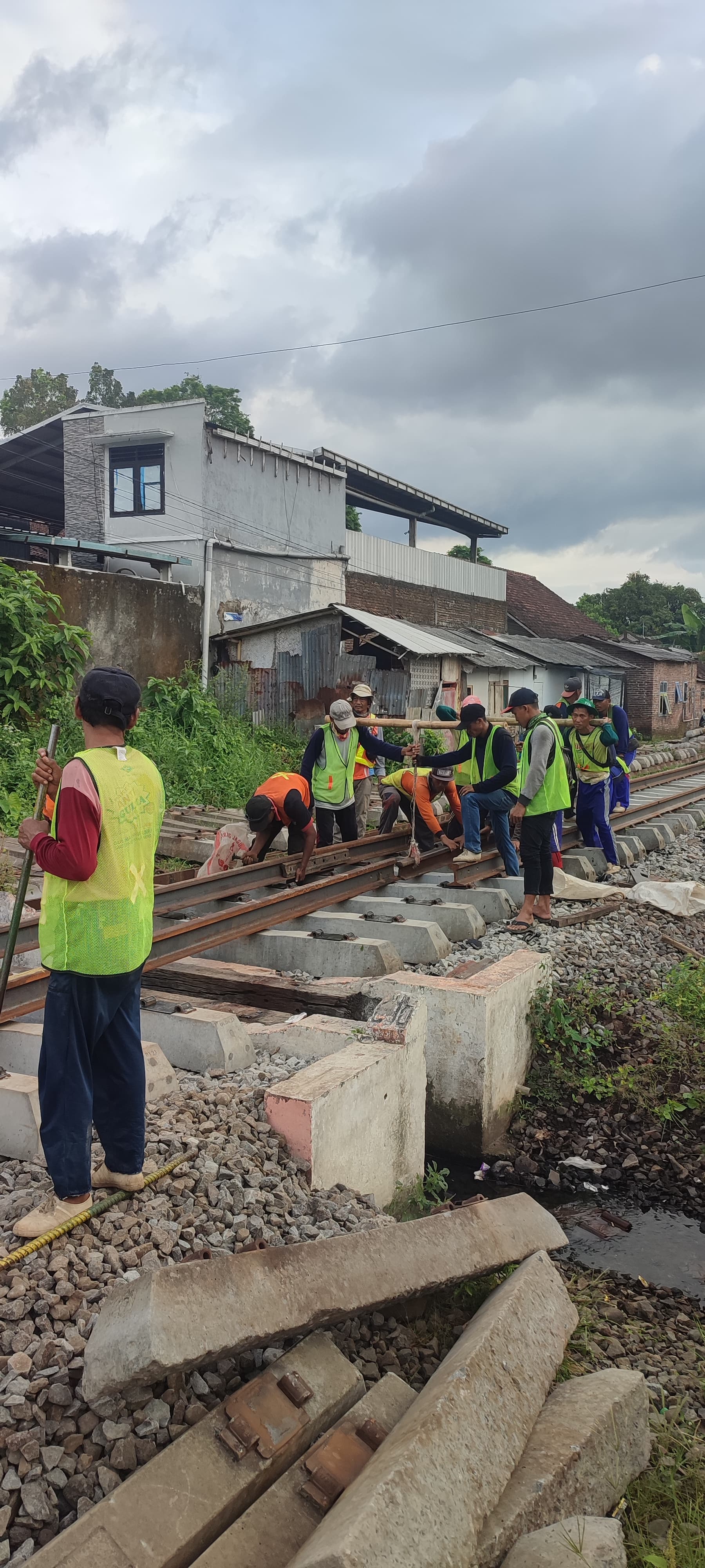 perbaikan-jalur-kereta-api-lintas-antara-jember-kalisat-mencapai-20-persen