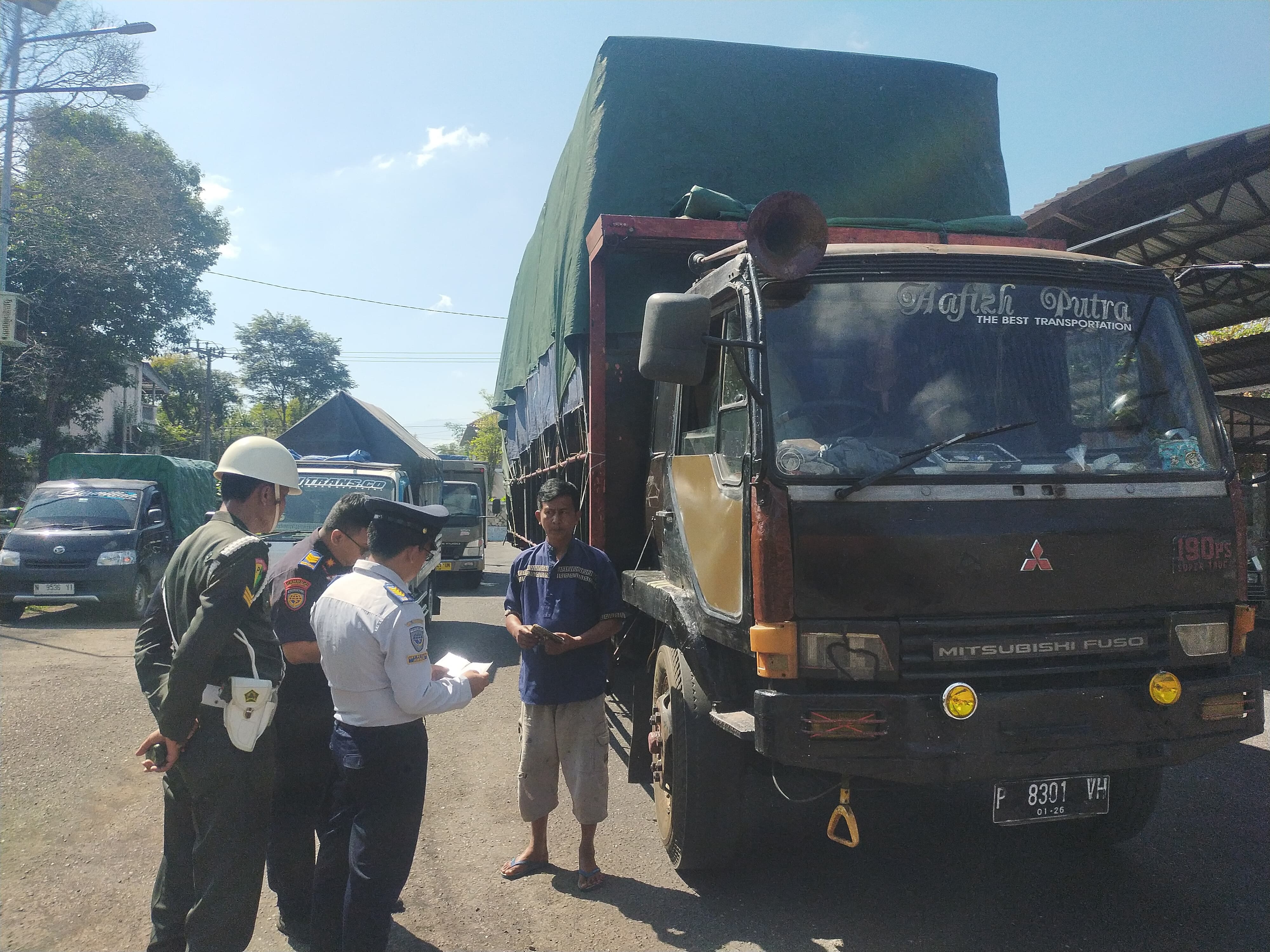 TERTIB BERLALU LINTAS, DISHUB JATIM GELAR RAZIA KENDARAAN DI TERMINAL PAKUSARI