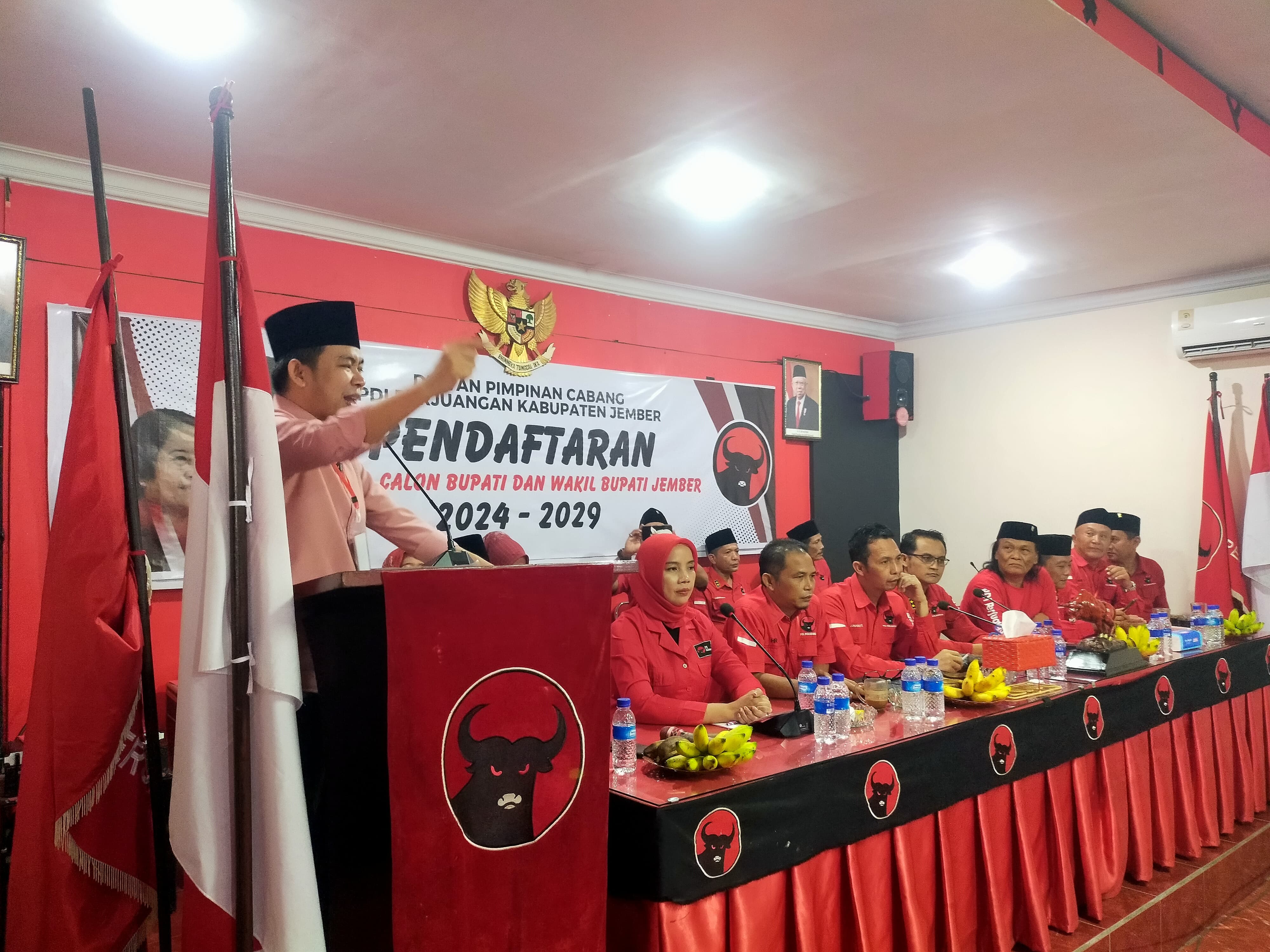 pdi-p-berikan-surat-tugas-untuk-hendy-siswanto-dan-muhammad-fawait