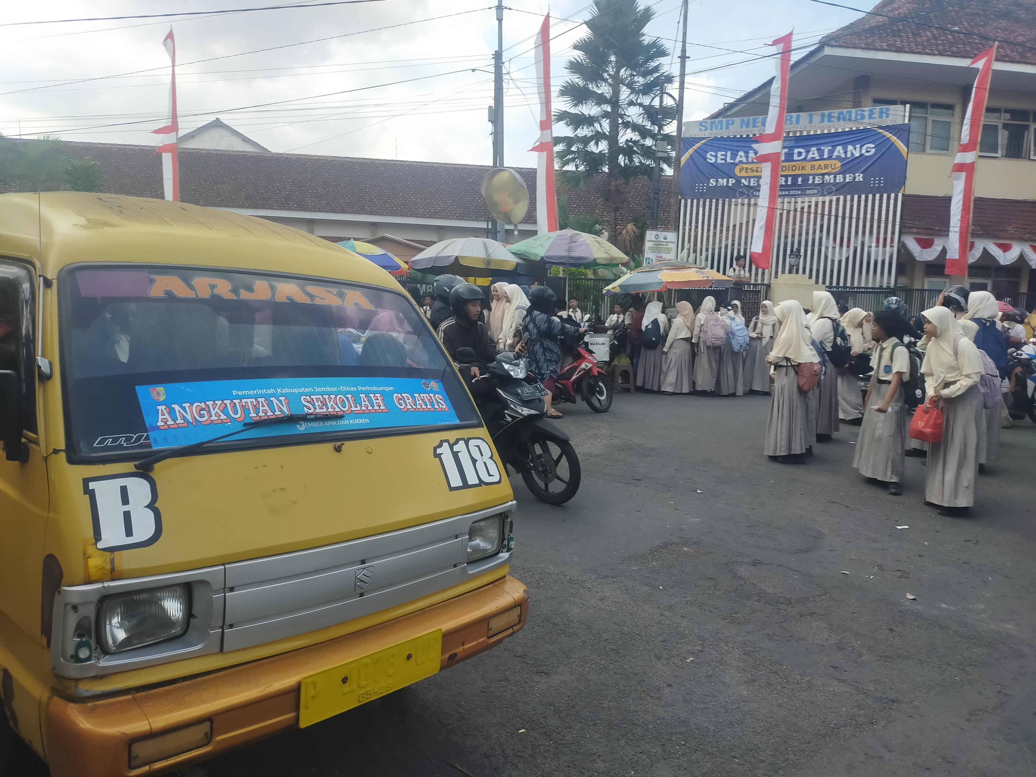 TERGERUS PERSAINGAN, SOPIR ANGKOT BANYAK TEKOR