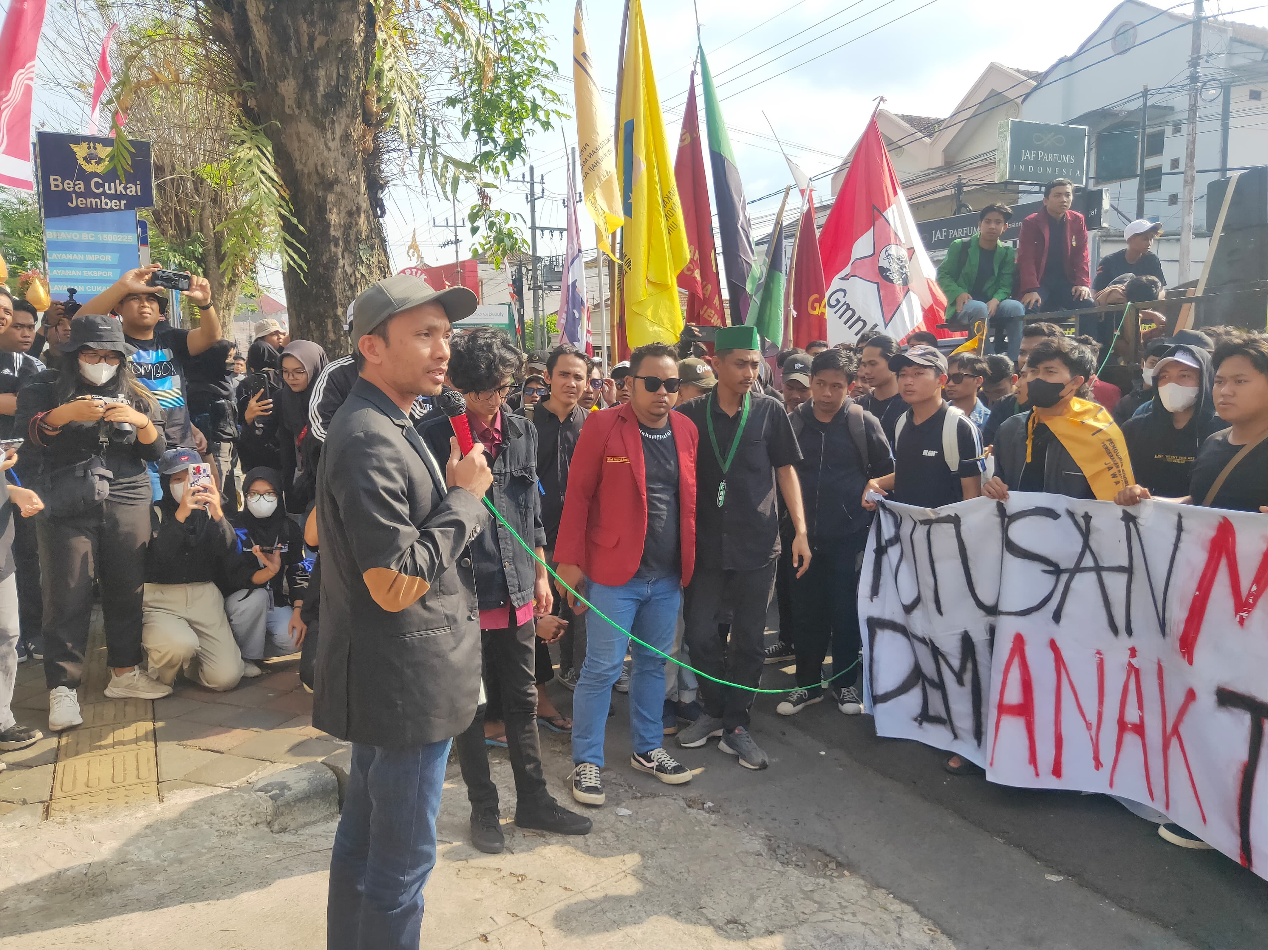 KPU JEMBER NYATAKAN PATUH PUTUSAN MK