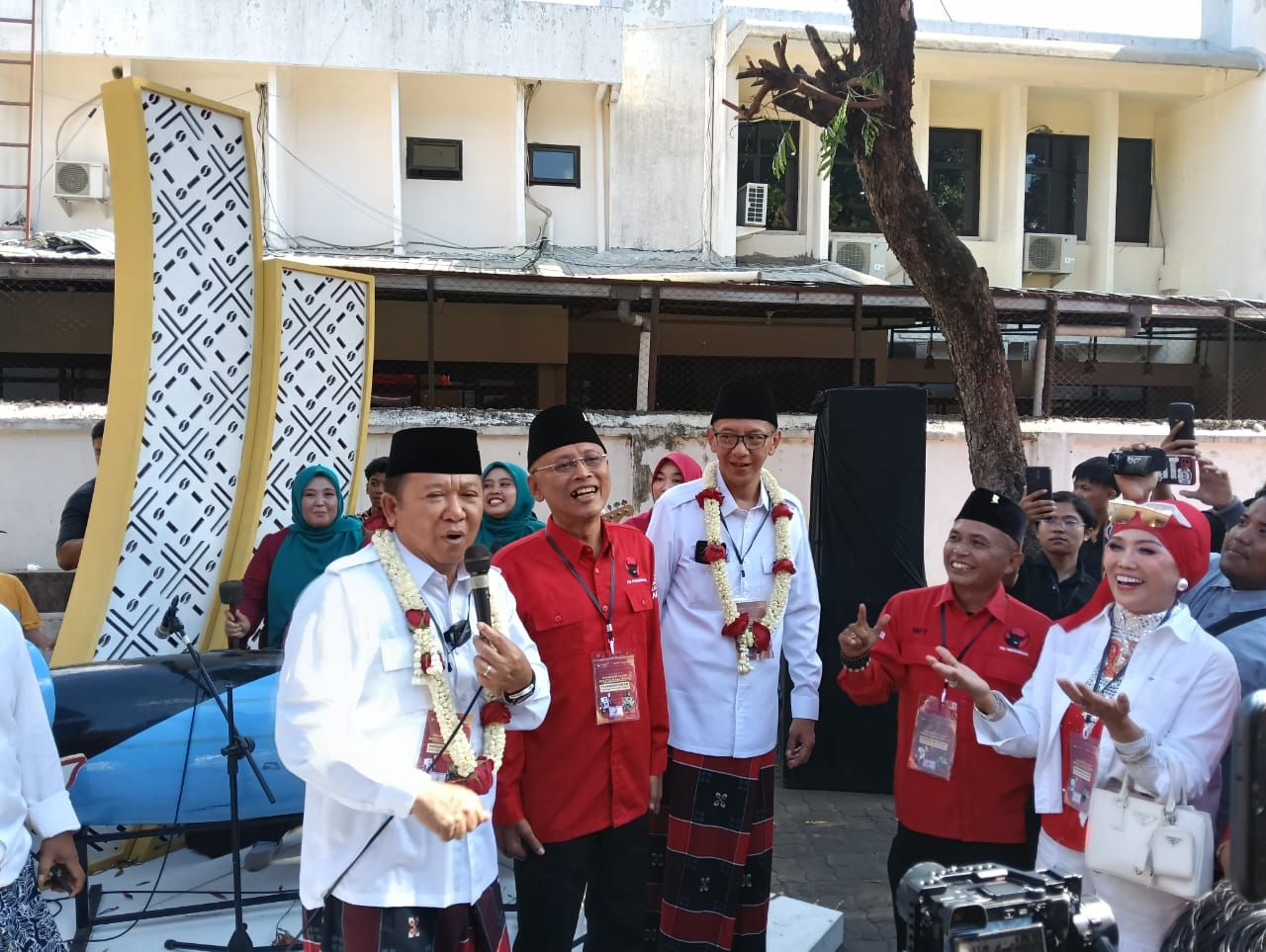 MENDAFTAR KE KPU HENDY SISWANTO NYANYIKAN LAGU MADURA TANDUK MAJENG 